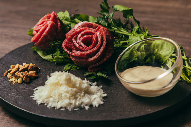 Bouquet de carpaccio（ブーケ・ド・カルパッチョ）和牛カルパッチョのブーケ たっぷりチーズのシーザーサラダドレッシング　1,900円　※表参道店限定