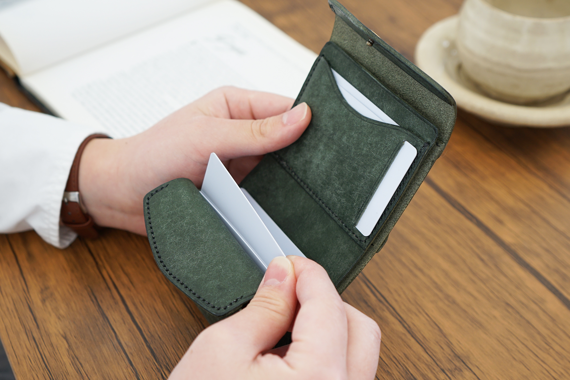 新製品】STUDIUMから、一瞬で開いて カードがスッと出しやすいミニ財布
