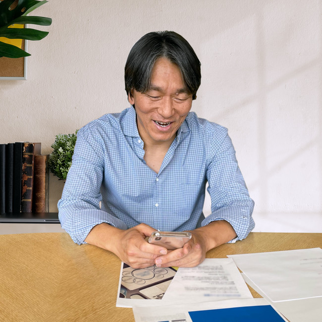 Wearsafeブランドアンバサダーの松井秀喜氏がアプリをセットアップしている様子