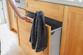 「タオルが挟まる・落ちる・目立つ…」 キッチンの悩みを解決するタオルホルダー登場