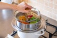 “洗える”せいろで蒸し料理をもっと手軽に！竹せいろのお悩みを解消する“ステンレス”せいろ新登場