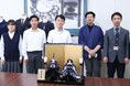 令和8年度開校、埼玉県立岩槻高等学校の新制服をモチーフにした雛人形を東京菅公学生服が鈴木人形の協力を得て寄贈