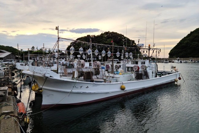 集魚灯が印象的な烏賊釣り漁船 集魚灯が印象的な烏賊釣り漁船
