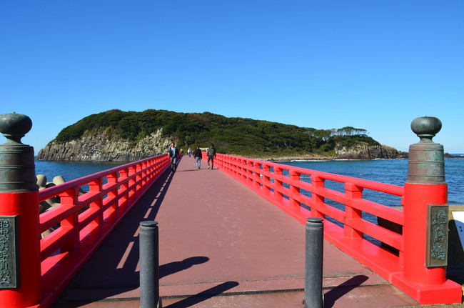 朱塗りの橋、空・海の青とのコントラストが美しい。橋を渡っていざ、神の島「雄島」へ