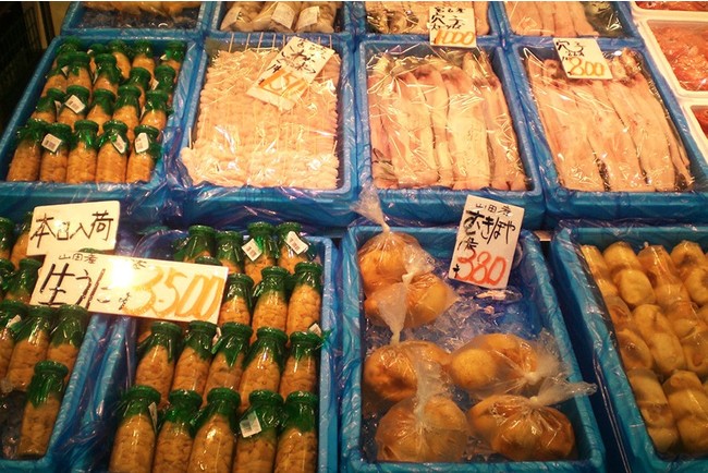 魚菜市場 三上商店 牛乳瓶に入った生ウニは初夏〜8月初旬の短い期間だけ店頭に並びます