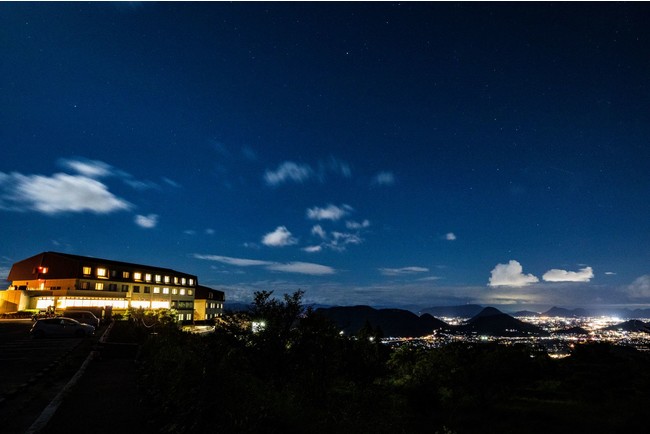 坂出の町と瀬戸大橋の幻想的な夜景を望む高台に建ちます 坂出の町と瀬戸大橋の幻想的な夜景を望む高台に建ちます