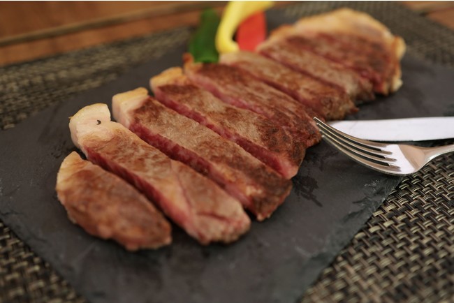オープンキッチンには焼きたての広島牛サーロインステーキが並びます
