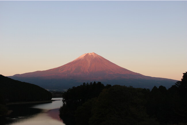 山肌を夕日が赤く染める「赤富士」