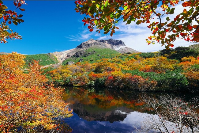 ひょうたん池から望む茶臼岳の紅葉