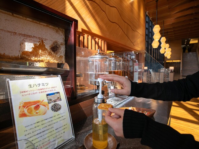 フリードリンクコーナーに設置された「生はちみつ」