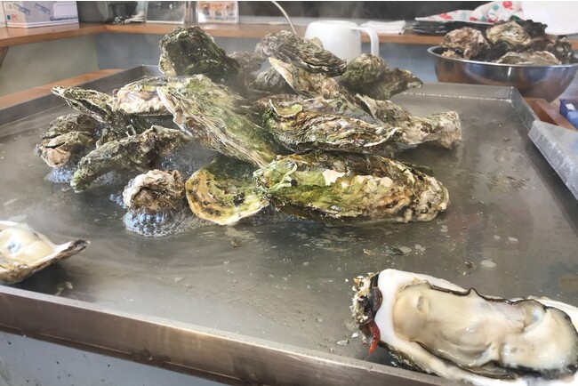 蒸し上がった焼き牡蠣は殻を剥いて目の前に置いてくれます