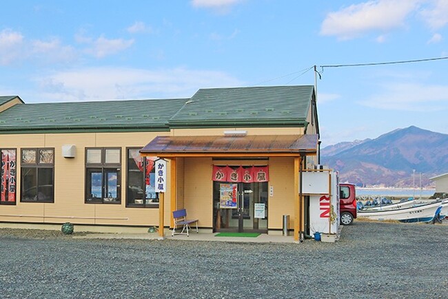 産地山田湾を望む絶好のロケーションのかき小屋