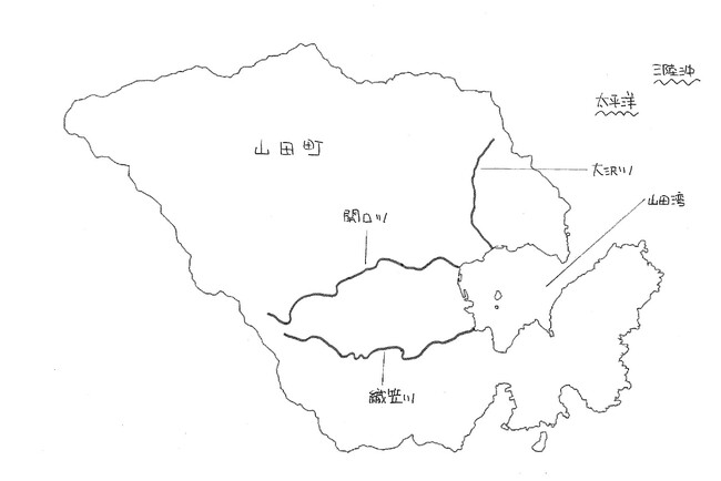 三陸の真ん中に位置する岩手県の山田湾　湾口がせまく穏やかな湾は、養殖に最適な環境です