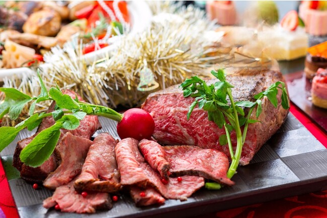 ローストビーフは、表面をこんがり焼き、真空調理法でじっくり香ばしく、ジューシーに仕上げました