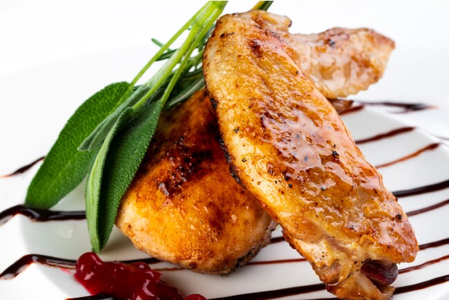 パリパリとした香ばしい皮とジューシーで柔らかい骨付肉が楽しめるクリスマスのローストチキン