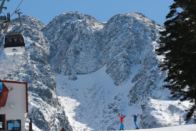 雄大な白根山をバックにひと滑り 雄大な白根山をバックにひと滑り