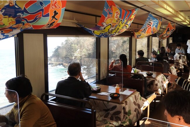車窓からの景色を満喫!レトロな雰囲気の「洋風こたつ列車 車窓からの景色を満喫!レトロな雰囲気の「洋風こたつ列車