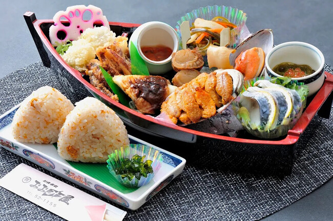 「こたつ列車」久慈駅乗車のお弁当の一つ:海の幸満載の豪華な舟盛り風のお膳「大漁舟唄御膳(3,000円)」 「こたつ列車」久慈駅乗車のお弁当の一つ:海の幸満載の豪華な舟盛り風のお膳「大漁舟唄御膳(3,000円)」