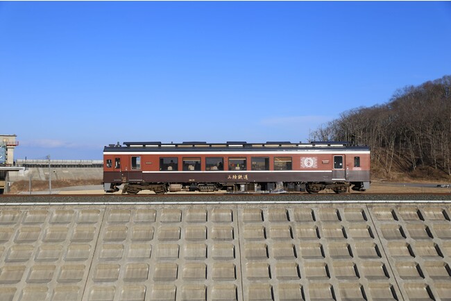 野田玉川~十府ヶ浦海岸を走る「こたつ列車」 野田玉川~十府ヶ浦海岸を走る「こたつ列車」