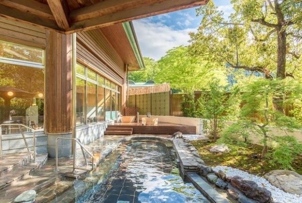 奥武蔵の森のすがすがしい空気に囲まれた開放感のある露天風呂で癒しのひとときをどうぞ