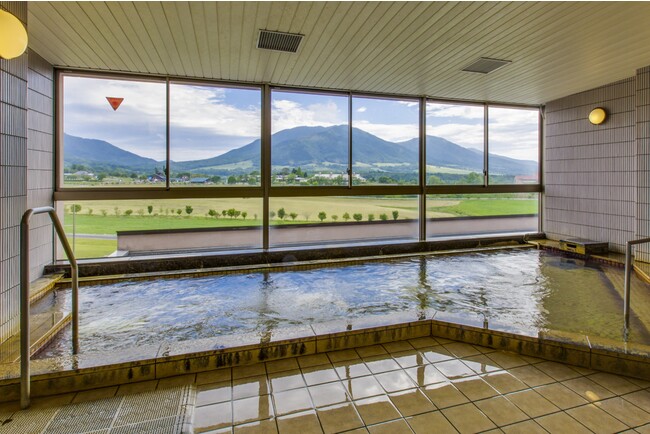蒜山三座を一望できる天然ラドン温泉本館展望大浴場 蒜山三座を一望できる天然ラドン温泉本館展望大浴場