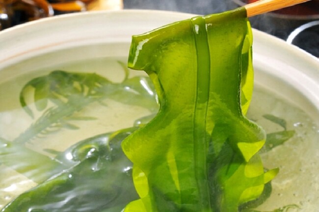 さっとお湯にくぐらせると、鮮やかな緑色にかわる“わかめ”のしゃぶしゃぶは絶品 さっとお湯にくぐらせると、鮮やかな緑色にかわる“わかめ”のしゃぶしゃぶは絶品