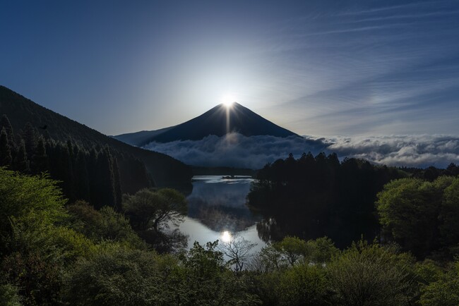 富士山の頂上と太陽が重なる自然が織りなす芸術”ダイヤモンド富士”