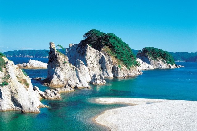 浄土ヶ浜散策：三陸を代表する景勝地。白い流紋岩と松の緑、紺碧の空と海のコントラストは絶景！