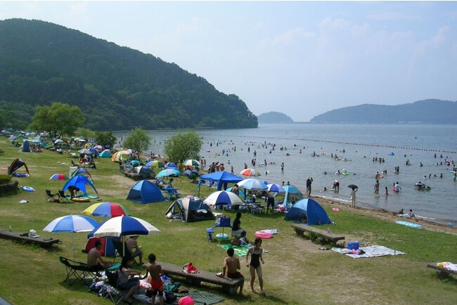 「宮ヶ浜水浴場」は沖島が見える穴場スポット　波打ち際まで芝生が広がる遠浅のビーチです