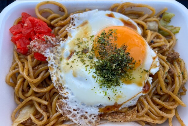 泳いだ後に食べる「焼きそば」はなぜか美味しい！（イメージ）