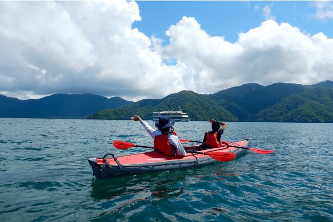 カヌーで湖上に行くと、陸地からでは見られない素晴らしい景色をご覧いただけます