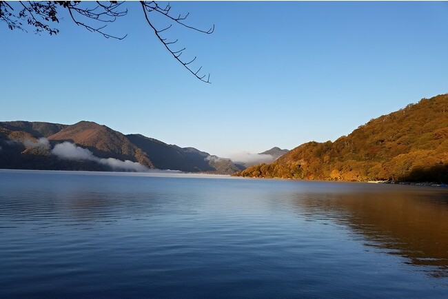 中禅寺湖の湖畔を彩る紅葉は見もの　さらに北西に 広がる戦場ヶ原には、千手ヶ浜までのサイクリング コースも