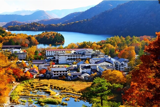 湯ノ湖畔には日光湯元温泉があり、紅葉の時期には、湖畔のカエデ、ナナカマドが色鮮やかに染まり、周辺の山々も美しくいろどられます