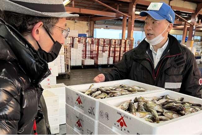 苫小牧漁港では、現地の業者に話を聞きながら使用する海産品を決定しました