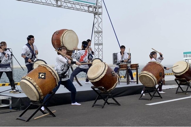 1973年、宮古を活気づけたいと魚菜市場の青年部が立ち上げました。太鼓を通じて宮古の海をアピールし、元気と活気のある演奏を届けています