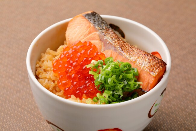 〆には醤油ベースの炊き込み御飯に鮭といくらを混ぜてお召し上がりいただく宮城・福島の 「はらこ飯」