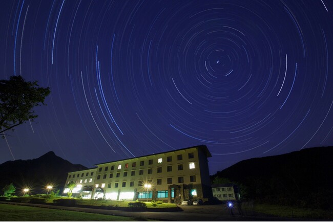 「天の川」が見え、「流れ星」も見やすく、「美しい」星空を持つ鳥取県　休暇村奥大山は美しい星を楽しめるホテルです