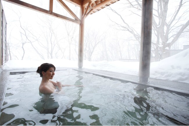 雫石の田園風景を一望できる網張温泉館「薬師の湯」の雪見露天