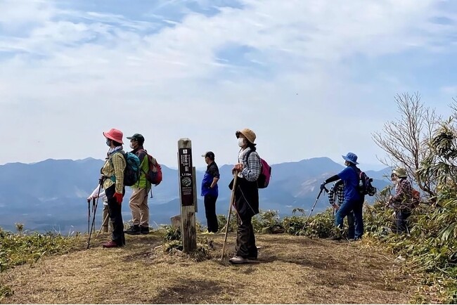 擬宝珠山の山頂からは岡山側の蒜山高原、皆ケ山、上蒜山などが良く見えます