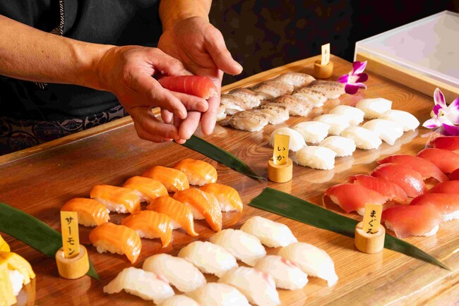 料理人が屋台で握るお寿司はネタの種類も豊富で人気