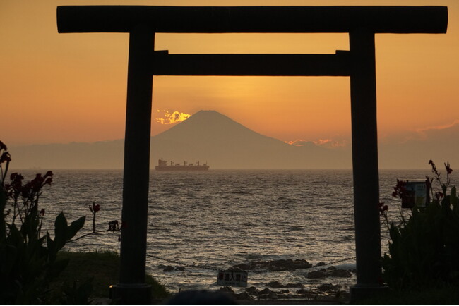 里見氏も尊崇した洲崎神社の鳥居越しに臨む富士山