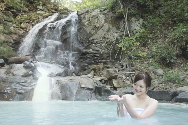 亀滝と新緑のせせらぎの音とともに浸かる温泉は格別です！
