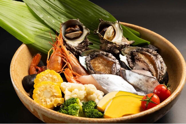 アワビやサザエなどの海の幸と、季節の魚や野菜を宝楽焼でお召し上がりいただくお料理をメインとした夏のプレミアム会席をご用意しています