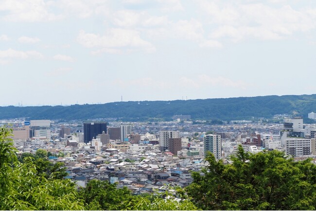 飯能市は埼玉県の南西部に位置し、都心から約50km圏内に位置し、 交通アクセスも良好な環境にありながら、緑と清流という自然に恵まれ ています