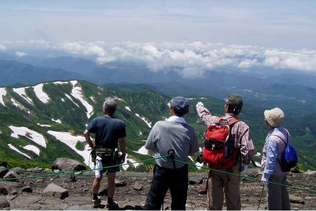 頂上まであと少し！大峰（おみね　標高1,909m）からの景色　木道が整備されていて歩きやすいです