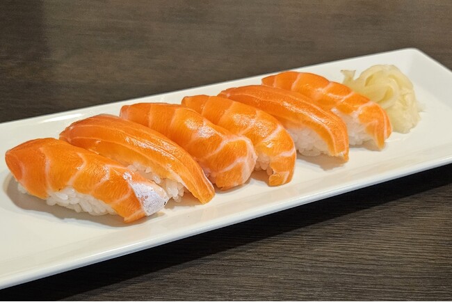 鮮やかなオレンジ色の身質と、しっかり乗った脂は相性の良い握り寿司でご提供します