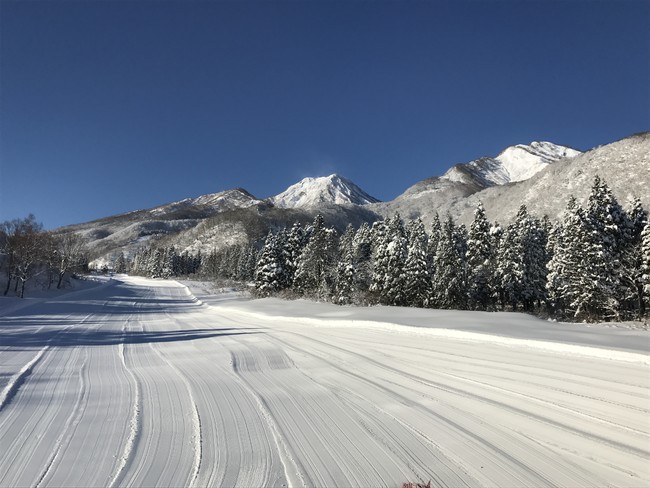 妙高山の絶景の中「休暇村妙高ルンルンスキー場」