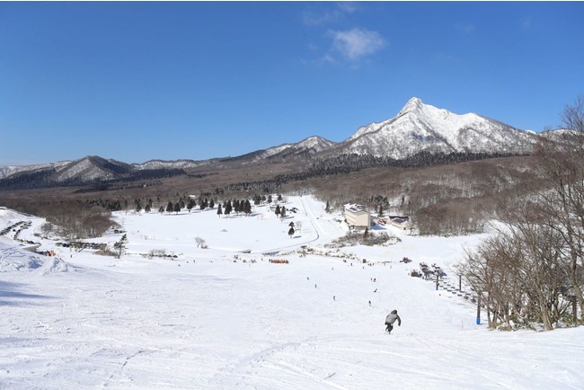 烏ヶ山の絶景を眺めながらウィンタースポーツを楽しめる「鏡ヶ成スキー場」