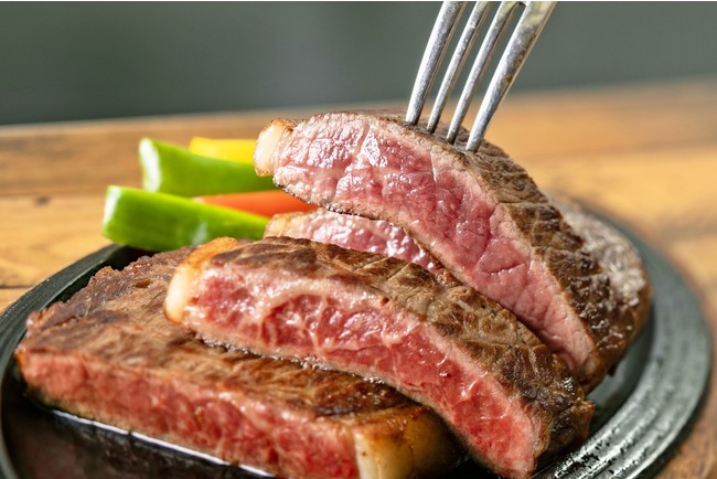 オープンキッチンで一番人気の広島牛サーロインステーキ
