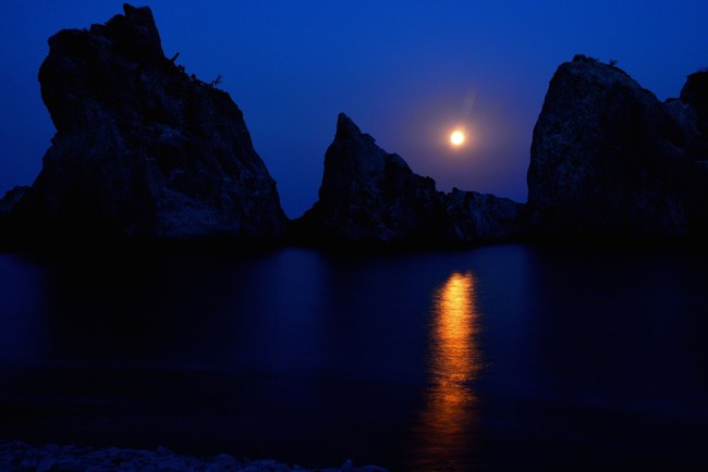 満月の夜にだけ現れる絶景「月の道」